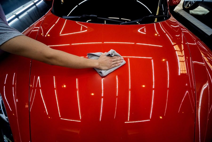 Permukaan cat merah mengkilap setelah nano ceramic coating