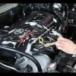 Teknisi membersihkan ruang mesin mobil